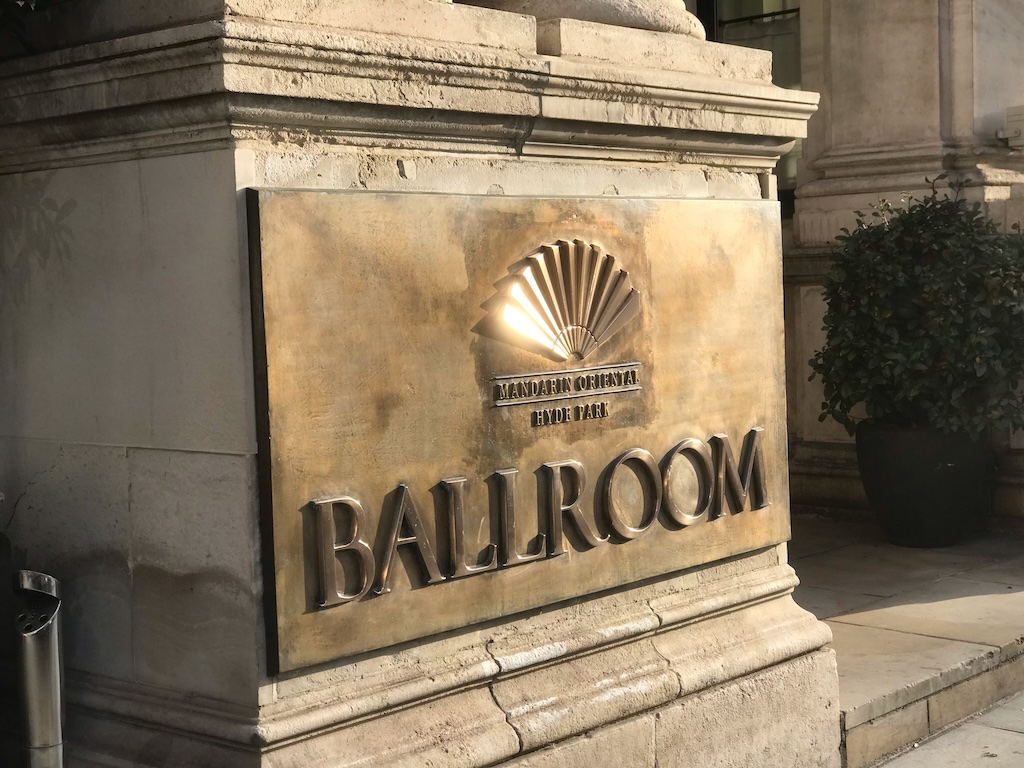 Mandarin Hotel London Exterior Sign Sunrise