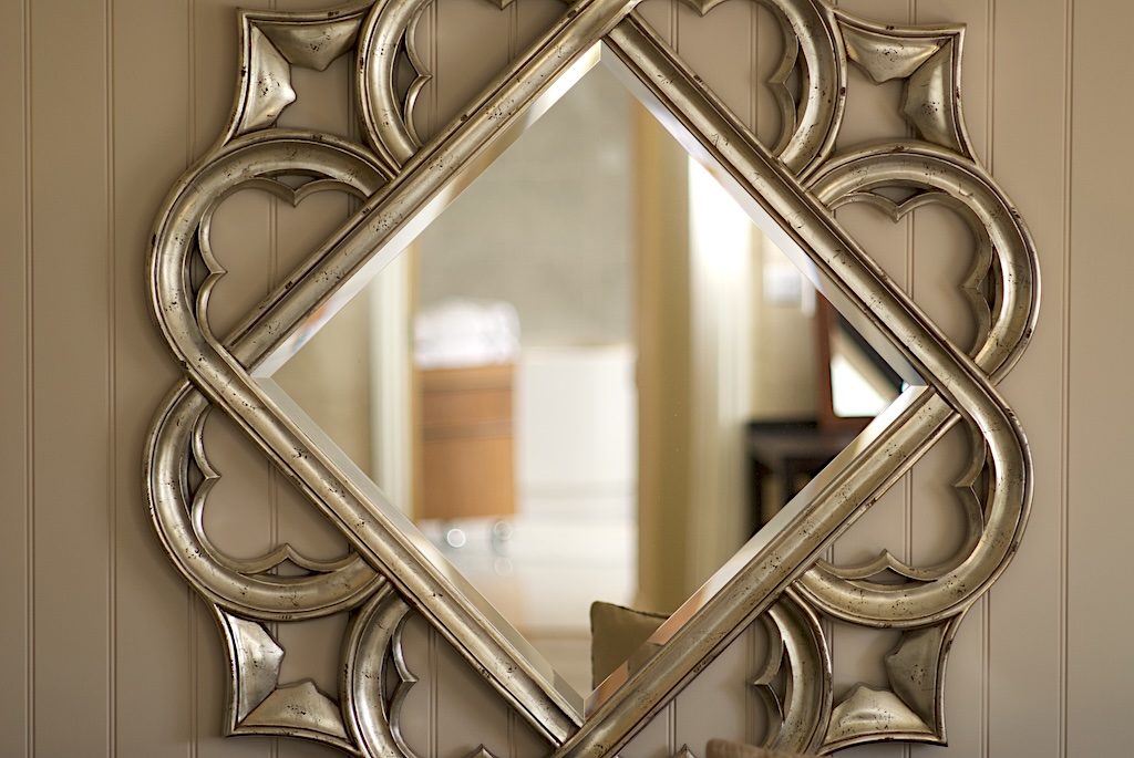 Mirror Feature Hotel